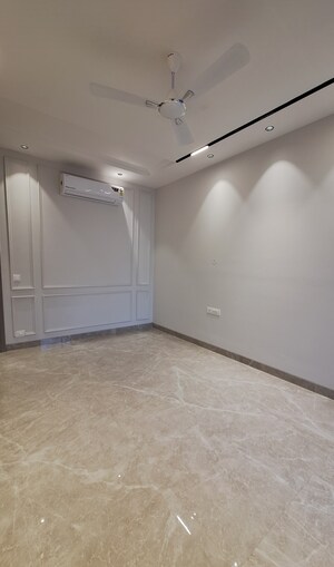 Room in 4 BHK Builder Floor at Sushant Lok ii – for Sale