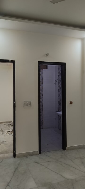 Room in 3 BHK Builder Floor at Sector 14 – for Rent