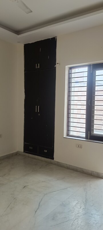 Room in 3 BHK Builder Floor at Sector 14 – for Rent