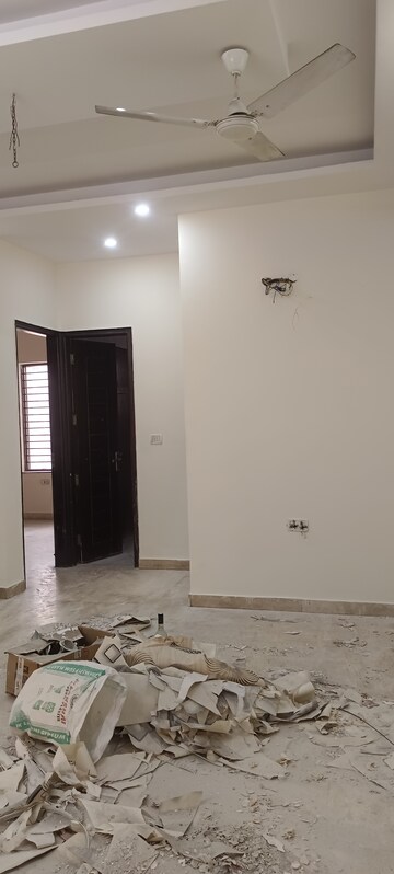 Room in 3 BHK Builder Floor at Sector 14 – for Rent