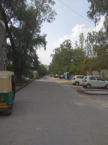 Parking in 6 BHK Independent House at Maharani Bagh – for Sale