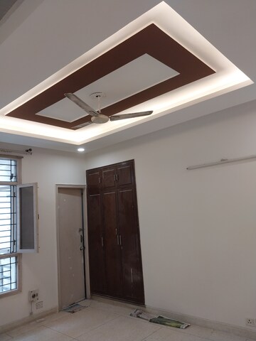 Furnished Amenities in 3.5 BHK Builder Floor at Unitech South City II, Sector 50 – for Rent