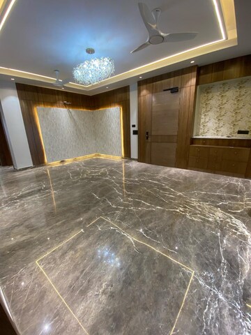 Room in 4 BHK Builder Floor at Unitech South City II, Sector 50 – for Rent