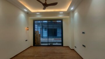 Room in 4 BHK Builder Floor at South City 1 – for Sale