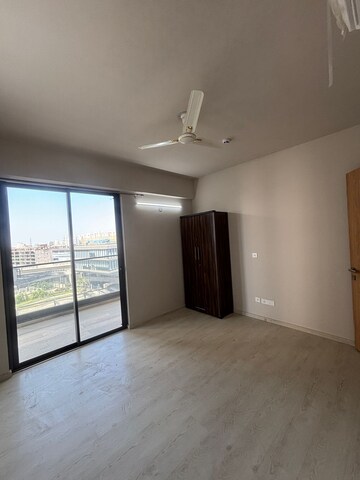 Room in 4 BHK Builder Floor at Unitech Arcadia, South City 2 – for Rent