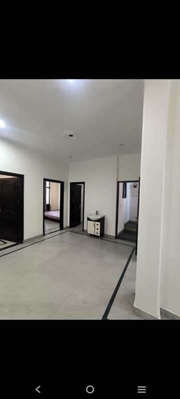 Room in 3.5 BHK Builder Floor at DLF Green Avenue, Dlf Phase iv – for Rent