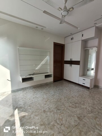 Room in 4 BHK Builder Floor at Unitech South City II, Sector 50 – for Rent