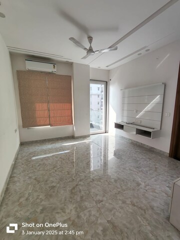 Room in 4 BHK Builder Floor at Unitech South City II, Sector 50 – for Rent