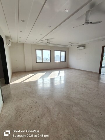 Room in 4 BHK Builder Floor at Unitech South City II, Sector 50 – for Rent