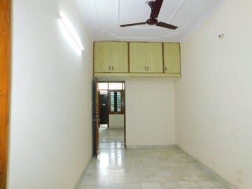 Room in 2 BHK Builder Floor at Pitampura – for Rent