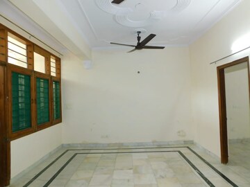 Room in 2 BHK Builder Floor at Pitampura – for Rent