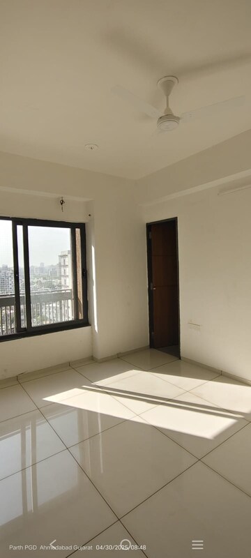 Room in 3 BHK Apartment at Satyam Skyline, Naranpura – for Rent