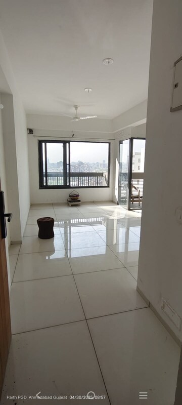 Room in 3 BHK Apartment at Satyam Skyline, Naranpura – for Rent