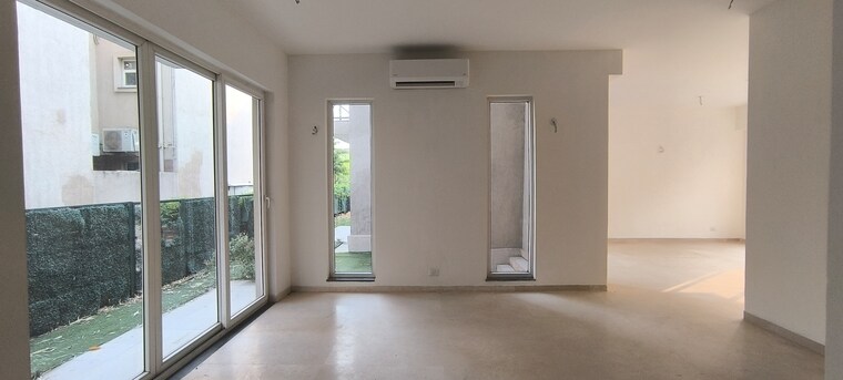 Room, bptp-amstoria 4 Bedroom 3560 Sq.Ft. Builder Floor In Sector 102 Gurgaon 8632580