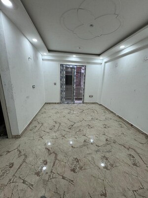 Room in 2 BHK Builder Floor at Sector 104 – for Sale