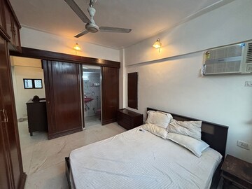 Bedroom in 1 BHK Apartment at Bandra West – for Rent