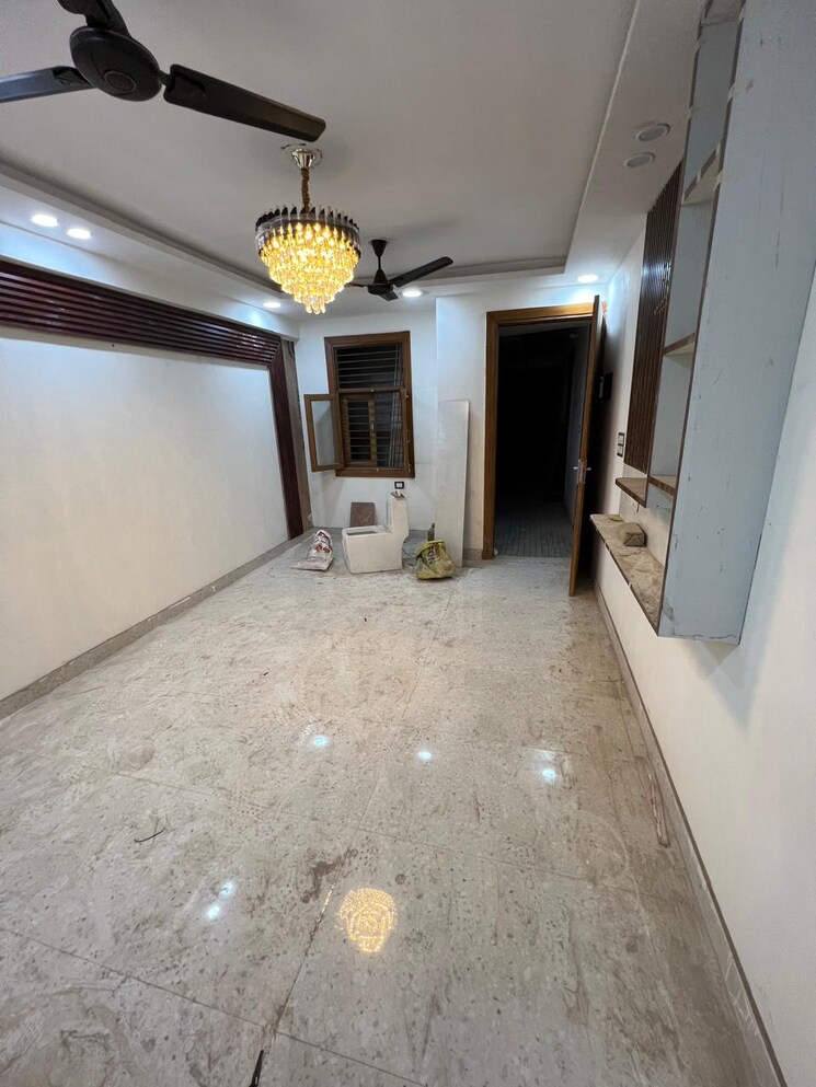 Room, sector 73 3 Bedroom 1500 Sq.Ft. Builder Floor In Sector 73 Noida 8632716