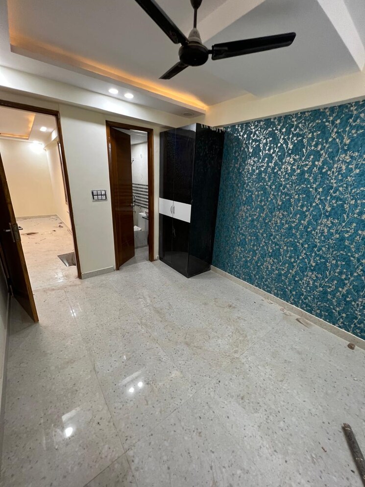 Room, sector 73 3 Bedroom 1500 Sq.Ft. Builder Floor In Sector 73 Noida 8632716