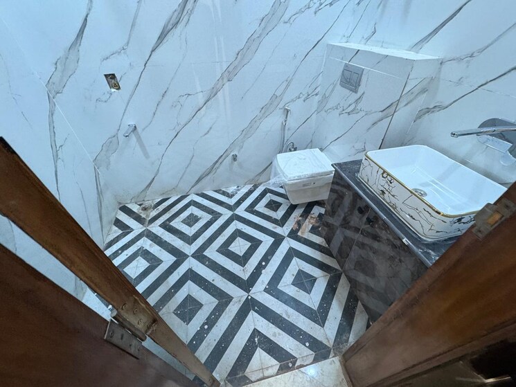 Attached Bathroom, sector 73 2 Bedroom 1000 Sq.Ft. Builder Floor In Sector 73 Noida 8632883