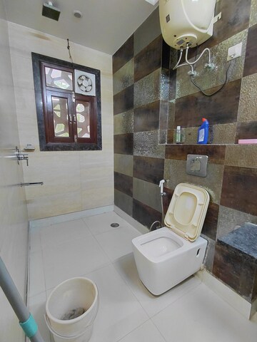 Furnished Amenities in 3 BHK Builder Floor at Janakpuri – for Rent