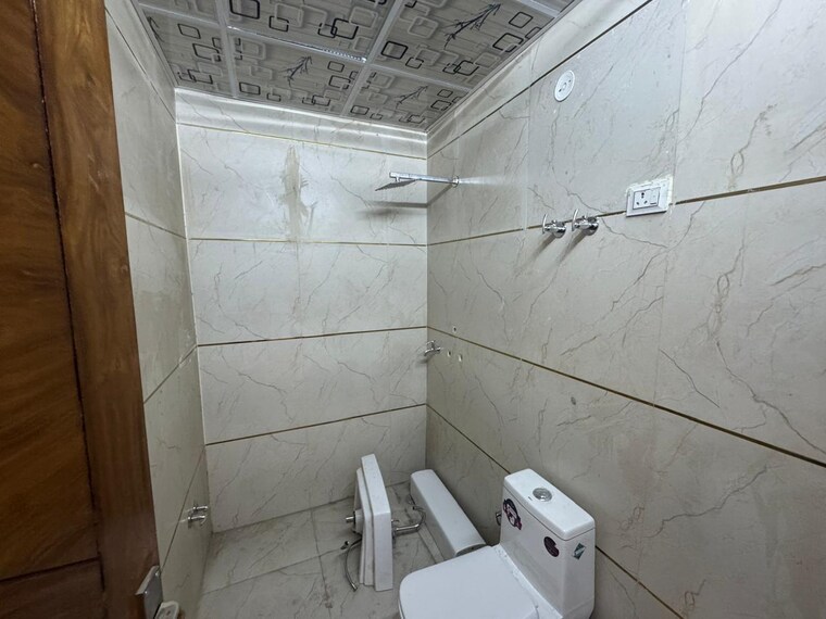 Bathroom, sector 73 2 Bedroom 1050 Sq.Ft. Builder Floor In Sector 73 Noida 8632904