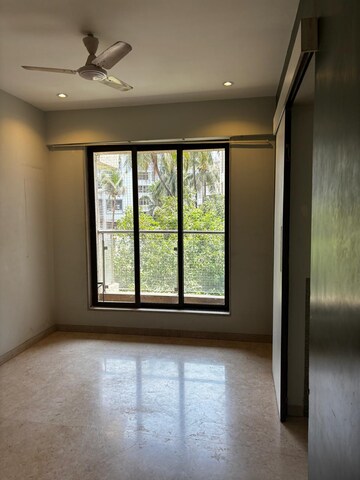 Room in 3.5 BHK Apartment at Dheeraj Serenity, Santacruz West – for Rent