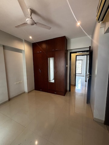 Room in 3.5 BHK Apartment at Dheeraj Serenity, Santacruz West – for Rent