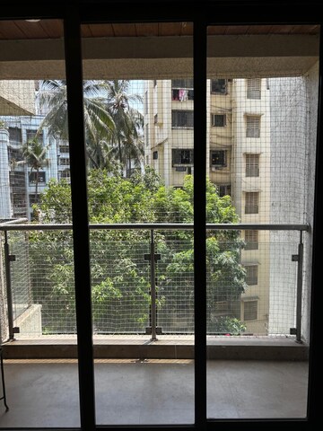 Room in 3.5 BHK Apartment at Dheeraj Serenity, Santacruz West – for Rent