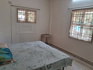 Room in 2 BHK Apartment at Retreat Apartment, Santacruz West – for Rent