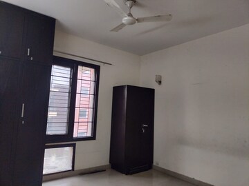 Room in 3 BHK Builder Floor at Unitech South City II, Sector 50 – for Rent