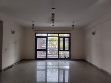 Room in 3 BHK Builder Floor at Unitech South City II, Sector 50 – for Rent