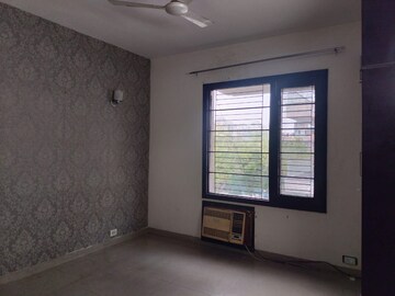 Room in 3 BHK Builder Floor at Unitech South City II, Sector 50 – for Rent
