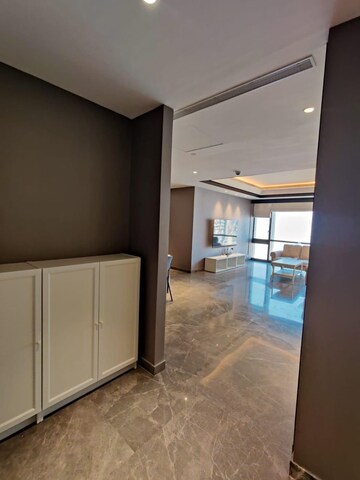 Room in 4 BHK Apartment at Lodha Trump Tower, Worli – for Rent