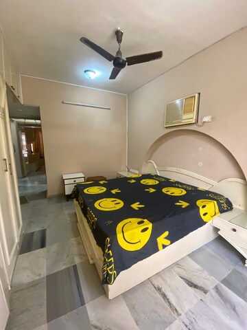 Team Area in 3 BHK Apartment at Khar West – for Rent