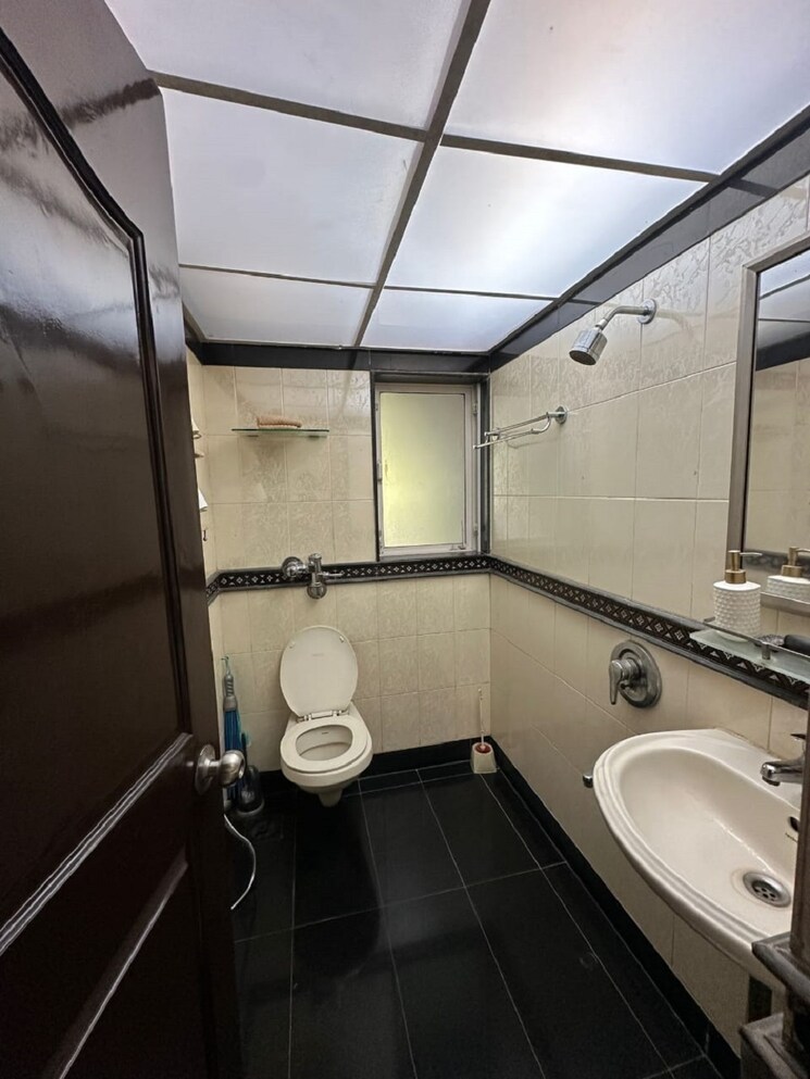 Bathroom, khar west 3 Bedroom 1200 Sq.Ft. Apartment In Khar West Mumbai 8633177