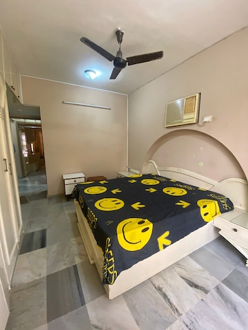 Bedroom in 3 BHK Apartment at Khar West – for Rent