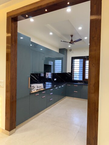 Room in 3 BHK Builder Floor at Sector 76 – for Rent