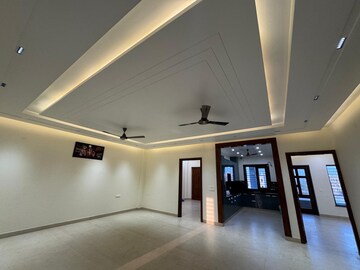 Room in 3 BHK Builder Floor at Sector 76 – for Rent