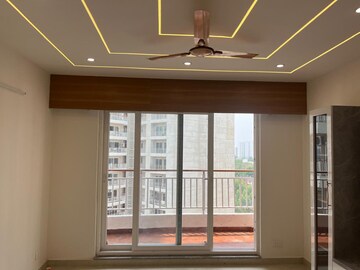 Room in 3.5 BHK Apartment at Omaxe Waterscapes, Gomti Nagar – for Rent