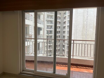 Room in 3.5 BHK Apartment at Omaxe Waterscapes, Gomti Nagar – for Rent