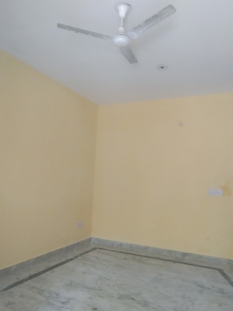 Room, sector 28 3.5 Bedroom 250 Sq.Yd. Builder Floor In Sector 28 Faridabad 8633406