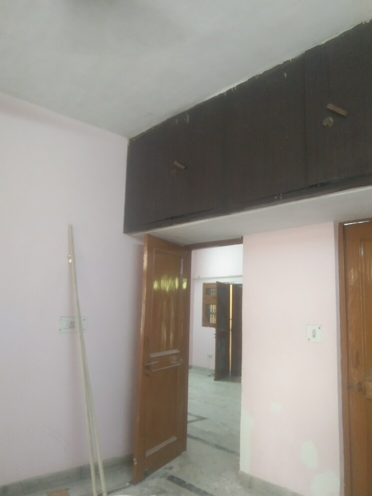 Room, sector 28 3.5 Bedroom 250 Sq.Yd. Builder Floor In Sector 28 Faridabad 8633406