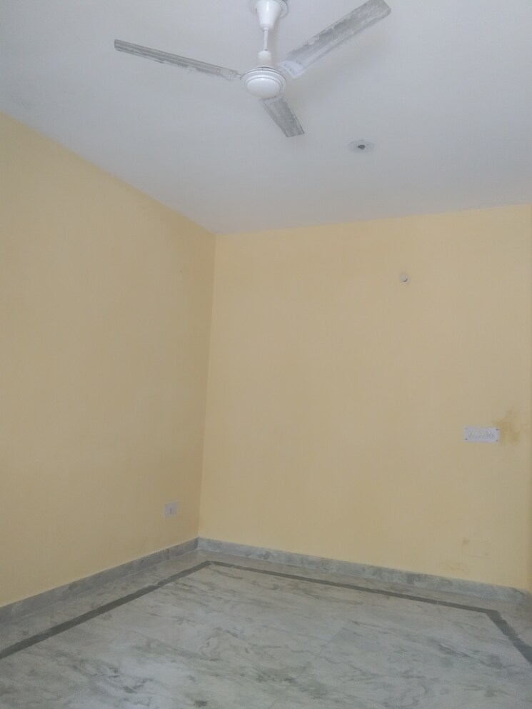 Room, sector 28 3.5 Bedroom 250 Sq.Yd. Builder Floor In Sector 28 Faridabad 8633406