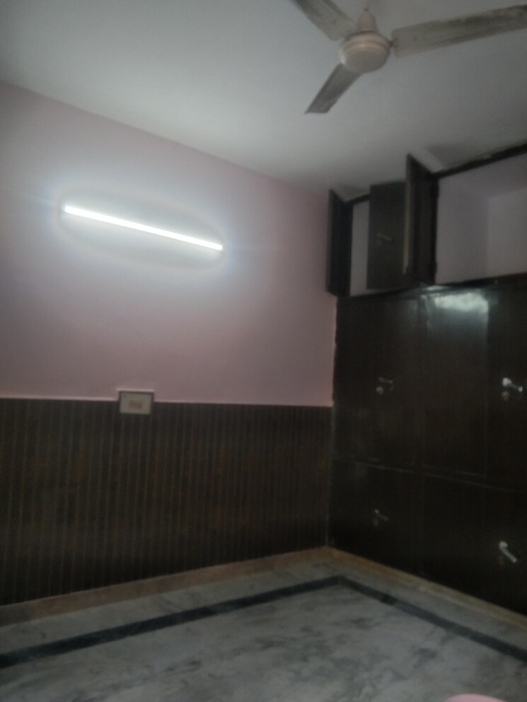 Room, sector 28 3.5 Bedroom 250 Sq.Yd. Builder Floor In Sector 28 Faridabad 8633406