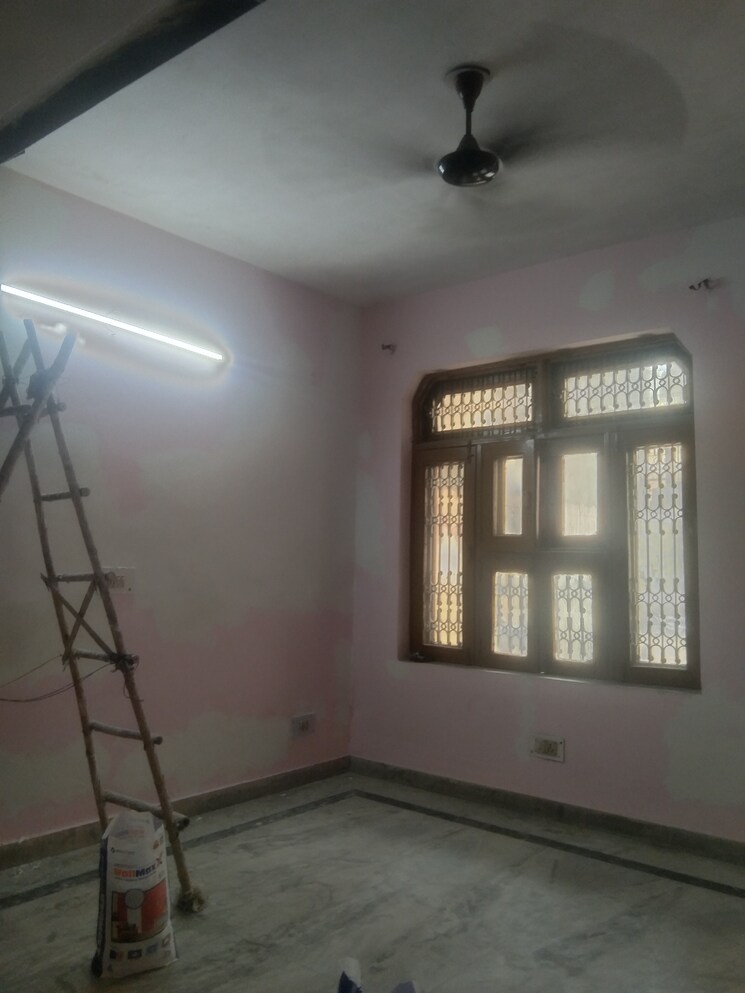 Room, sector 28 3.5 Bedroom 250 Sq.Yd. Builder Floor In Sector 28 Faridabad 8633406