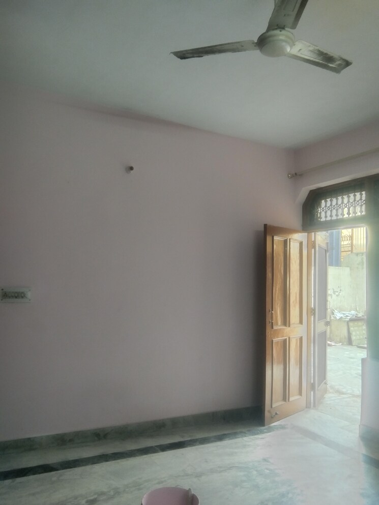 Room, sector 28 3.5 Bedroom 250 Sq.Yd. Builder Floor In Sector 28 Faridabad 8633406