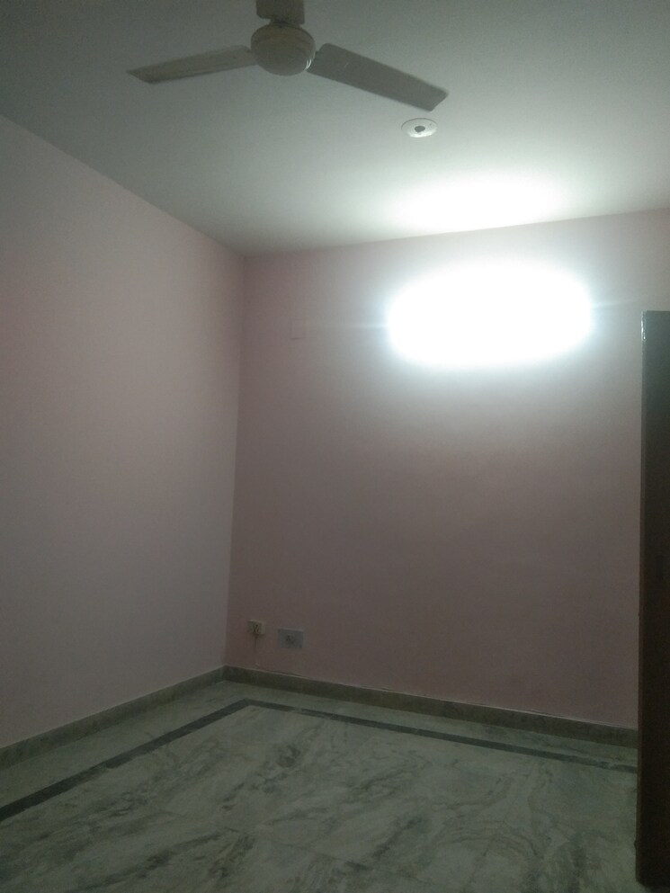 Room, sector 28 3.5 Bedroom 250 Sq.Yd. Builder Floor In Sector 28 Faridabad 8633406