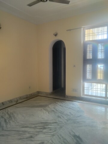 Room in 2.5 BHK Builder Floor at Sector 28 – for Rent