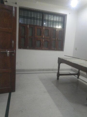 Room in 2.5 BHK Builder Floor at Sector 28 – for Rent