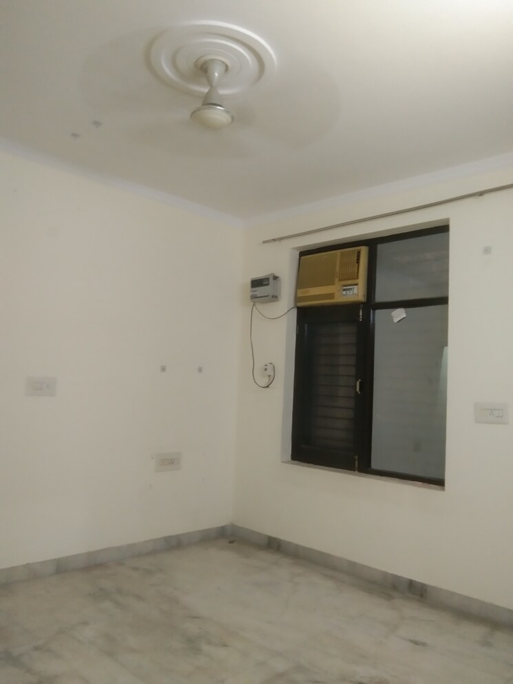 Room, sector 28 3.5 Bedroom 250 Sq.Yd. Builder Floor In Sector 28 Faridabad 8633438